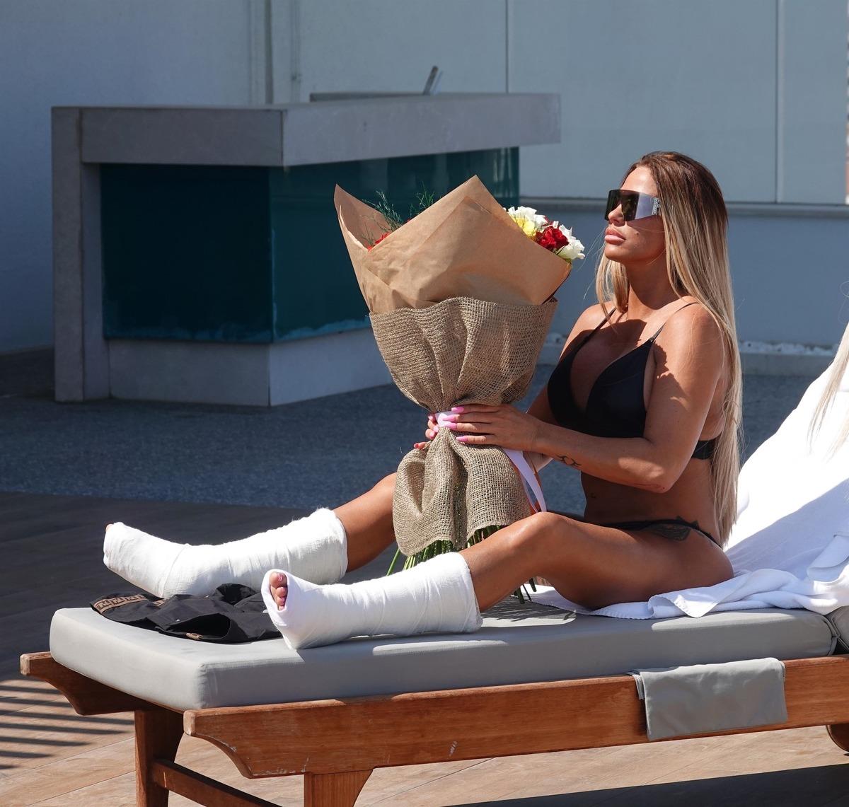 Katie Price tatilde kaza ge&ccedil;irdi