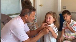 İzzet Yıldızhan bayramda çocuklarına altın taktı