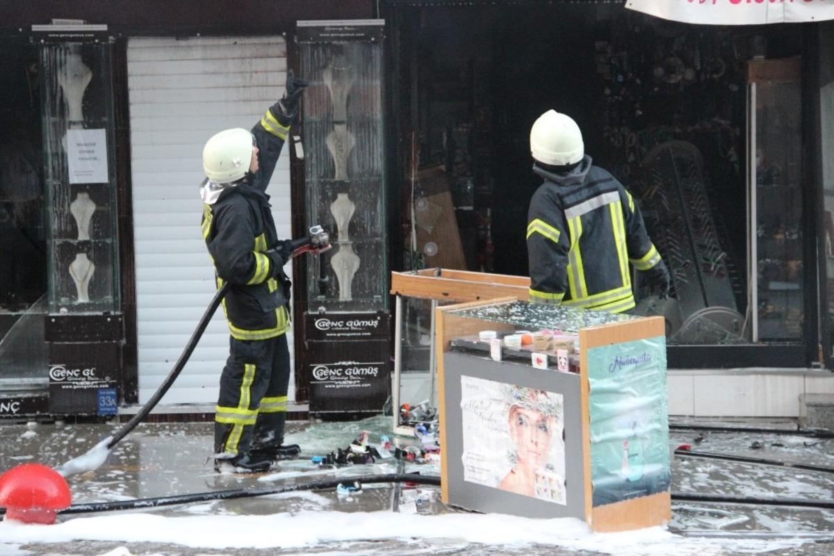 Yangın &ccedil;ıkan iş yerinde b&uuml;y&uuml;k &ccedil;apta maddi hasar oluştu