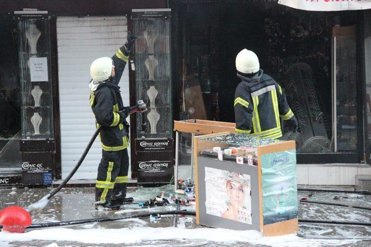 Yangın çıkan iş yerinde büyük çapta maddi hasar oluştu G1