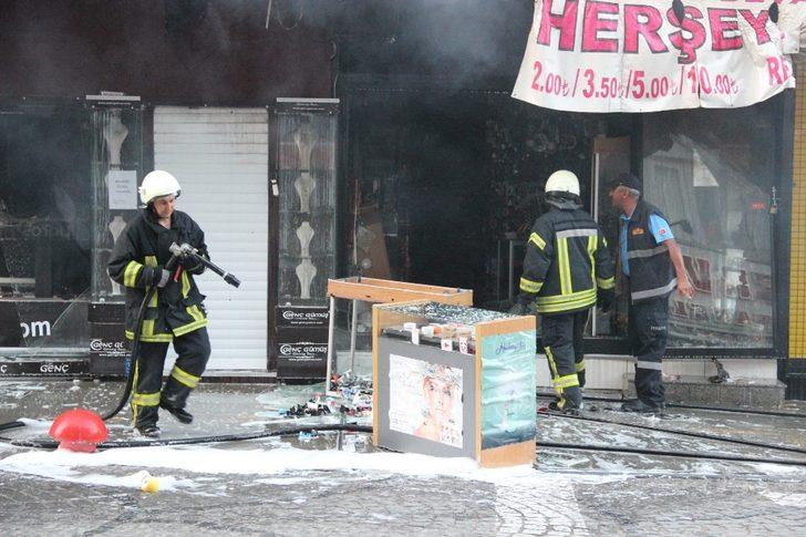 Yangın çıkan iş yerinde büyük çapta maddi hasar oluştu G2