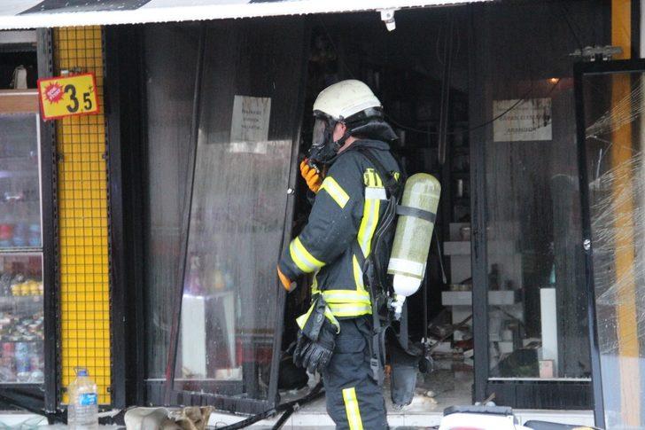 Yangın çıkan iş yerinde büyük çapta maddi hasar oluştu G3