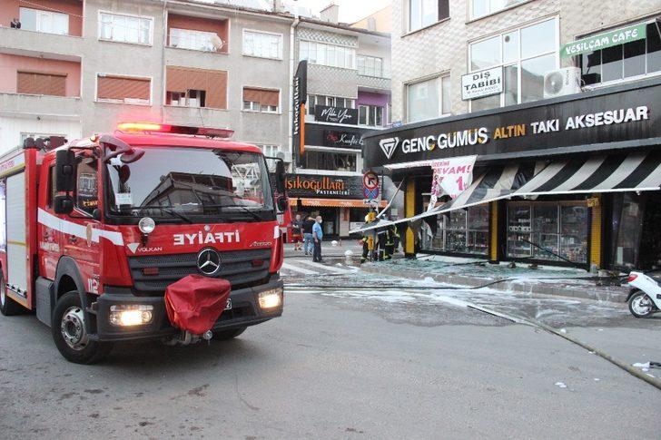 Yangın çıkan iş yerinde büyük çapta maddi hasar oluştu G4