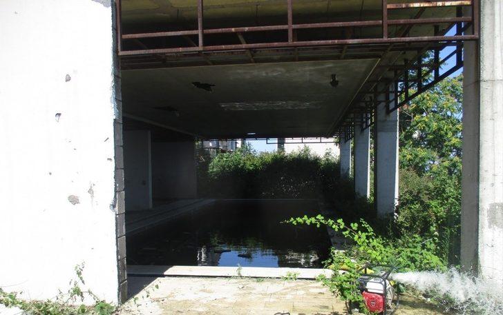 İzmit Belediyesi, metruk binanın havuzunu tahliye etti G2