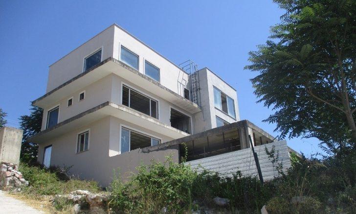 İzmit Belediyesi, metruk binanın havuzunu tahliye etti G3