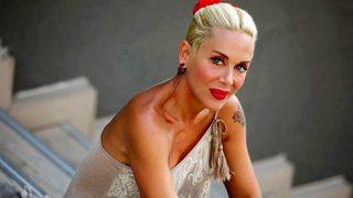 Billur Kalkavan leopar desenli bikinisiyle poz verdi