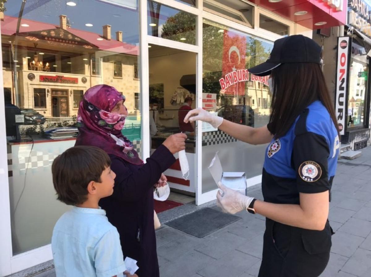 Polisten vatandaşlara maske