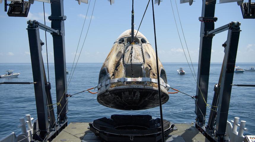 Elon Musk&rsquo;ın mekiği 'ilklerin u&ccedil;uşu'nu tamamlayarak d&uuml;nyaya d&ouml;nd&uuml;