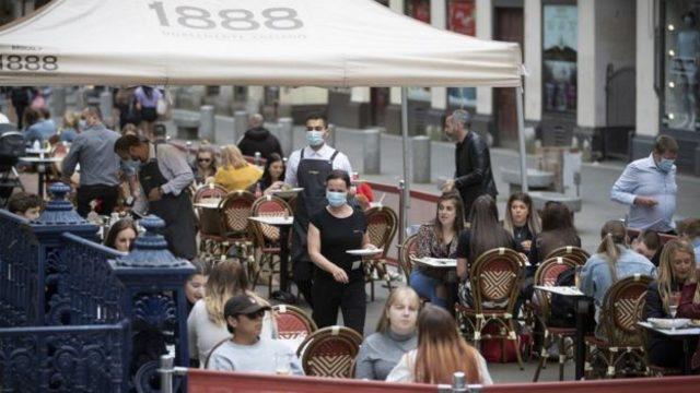 Vakaların artışı kadar ekonomideki durgunluktan da kaygılanan hükümet Ağustos ayı boyunca haftanın üç günü indirimli yiyecek servisini sübvanse ediyor