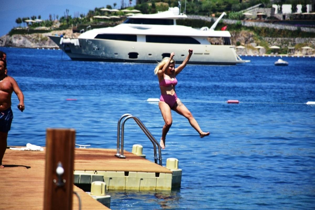 İrem Derici denizden &ccedil;ıkmak bilmedi