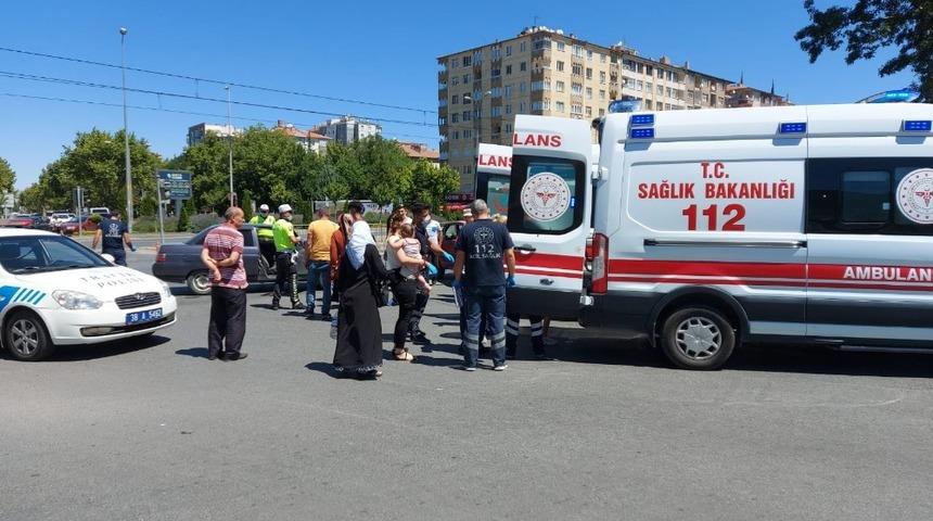 Kayseri’de iki araç kavşakta çarpıştı; 6 kişi yaralandı