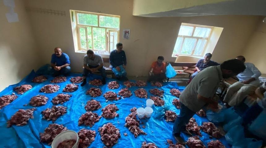 Van’da kurban eti dağıtma geleneği asırlardır sürüyor