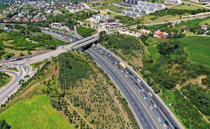 Dönüşe geçen tatilciler Anadolu Otoyolu'nda yoğunluk oluşturuyor G3