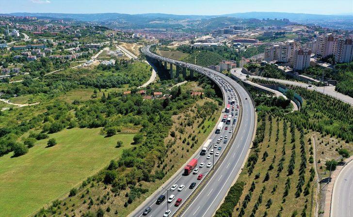 Dönüşe geçen tatilciler Anadolu Otoyolu'nda yoğunluk oluşturuyor G4
