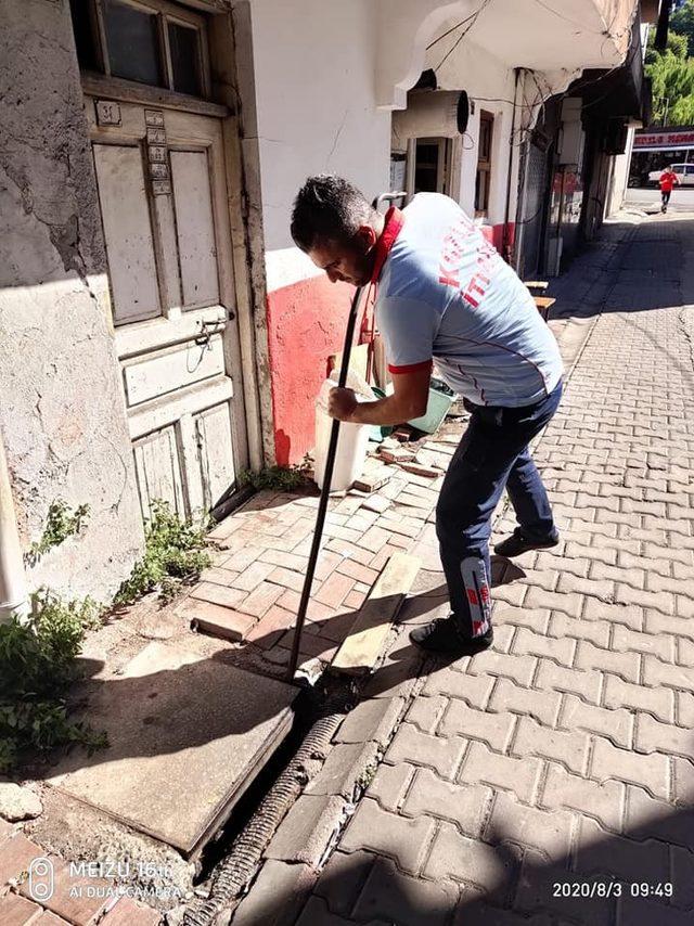 Yavru güvercinin imdadına itfaiye ekipleri yetişti