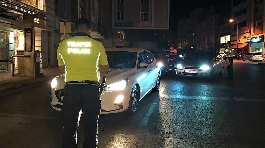 Polis ekipleri denetimlerini s&uuml;rd&uuml;r&uuml;yor