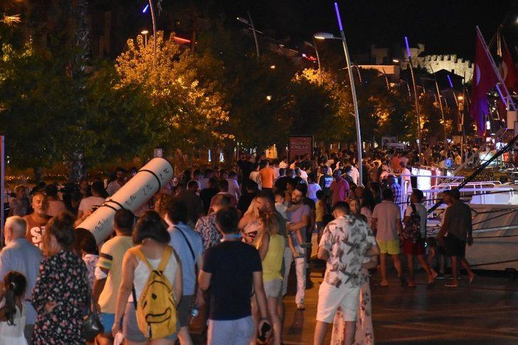 Marmaris’te vatandaşlar gece gündüz denizden vazçemedi G1