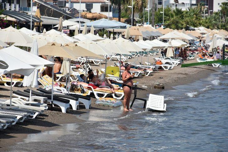 Marmaris’te vatandaşlar gece gündüz denizden vazçemedi G2