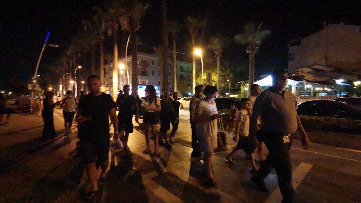 Marmaris’te vatandaşlar gece gündüz denizden vazçemedi G3