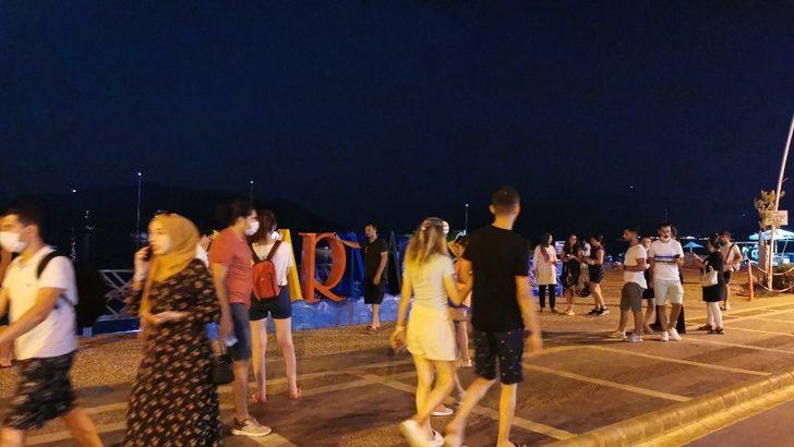 Marmaris’te vatandaşlar gece gündüz denizden vazçemedi G4