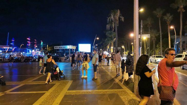 Marmaris’te vatandaşlar gece gündüz denizden vazçemedi G5