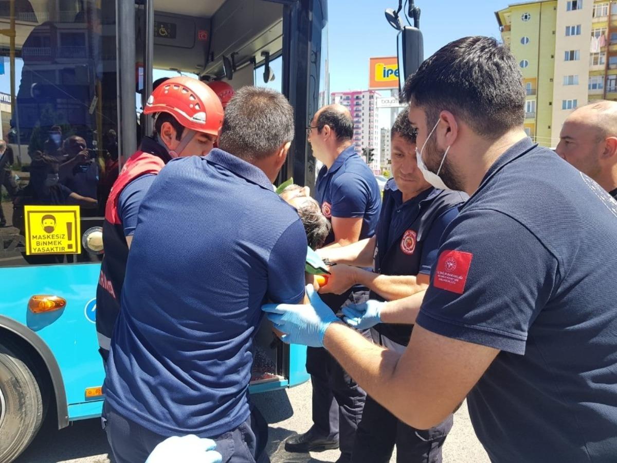 Otob&uuml;ste sıkışan s&uuml;r&uuml;c&uuml;y&uuml; itfaiye ekipleri kurtardı