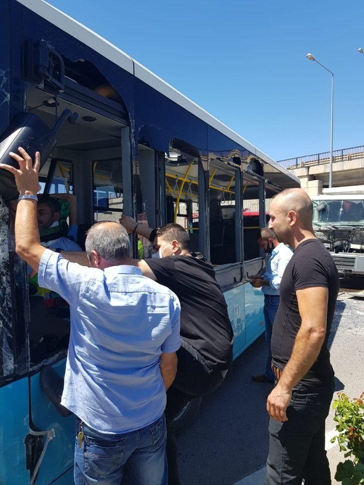 Otobüste sıkışan sürücüyü itfaiye ekipleri kurtardı G2