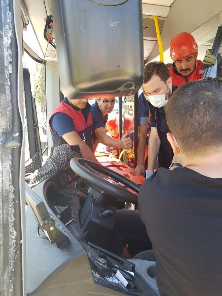 Otobüste sıkışan sürücüyü itfaiye ekipleri kurtardı G3