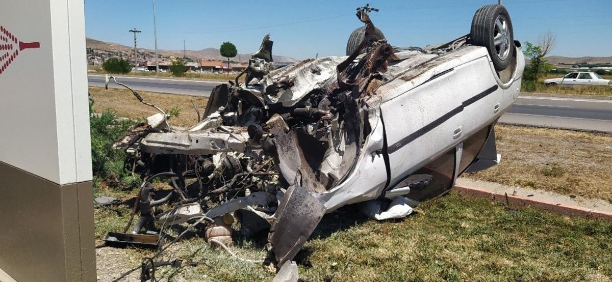 Otomobilin motoru yuvasından fırladı