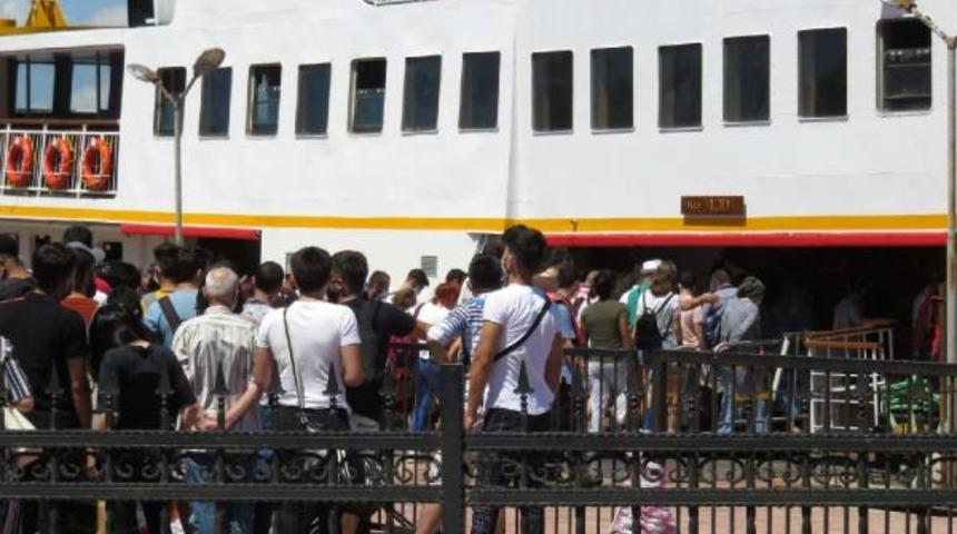 İstanbullular Adalar'a akın etti! İskelede yoğunluk oluştu