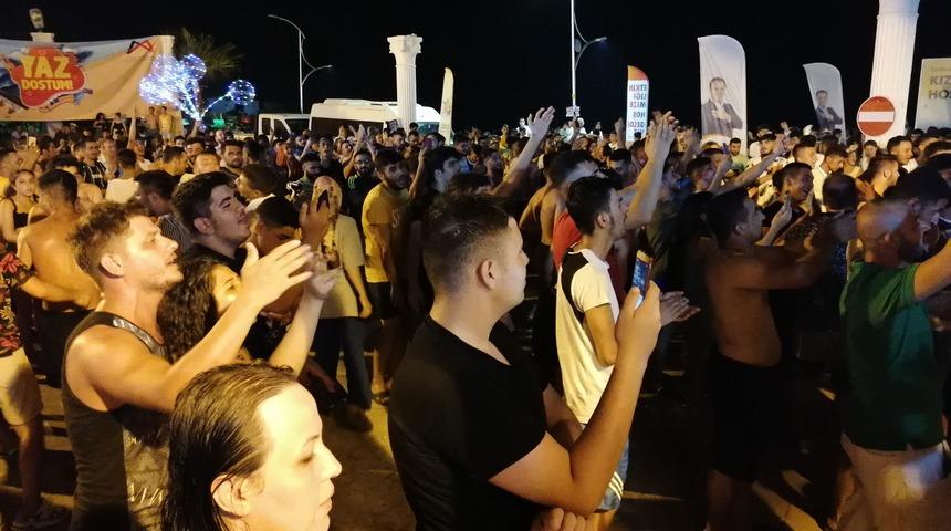 Müzikle coşan tatilciler, koronavirüs önlemlerini unuttu