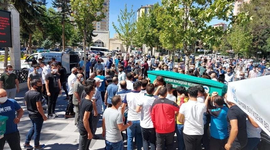 Baraj g&ouml;l&uuml;nde boğulan &uuml;niversiteli Harun son yolculuğuna uğurlandı