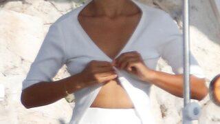 Shanina Shaik poz vermek için hazırlandı