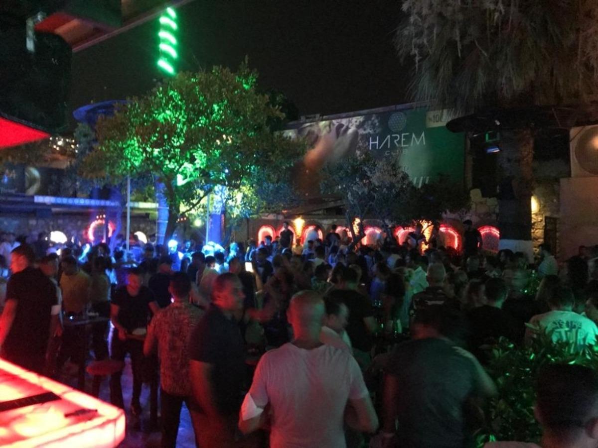 Kuşadası&rsquo;nda eğlence mekanları doldu taştı