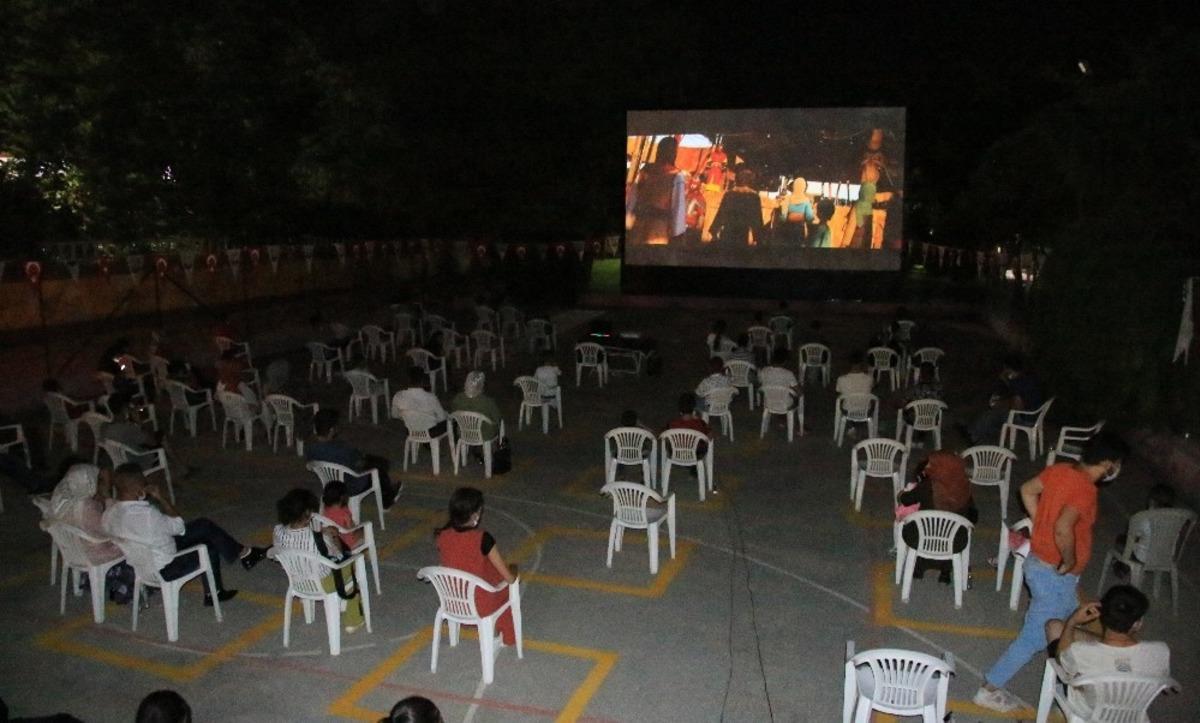 Şanlıurfa&rsquo;da sosyal mesafeli a&ccedil;ık hava sineması