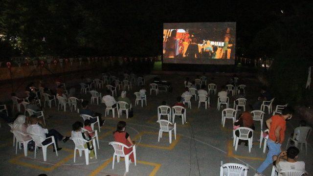 Şanlıurfa’da sosyal mesafeli açık hava sineması