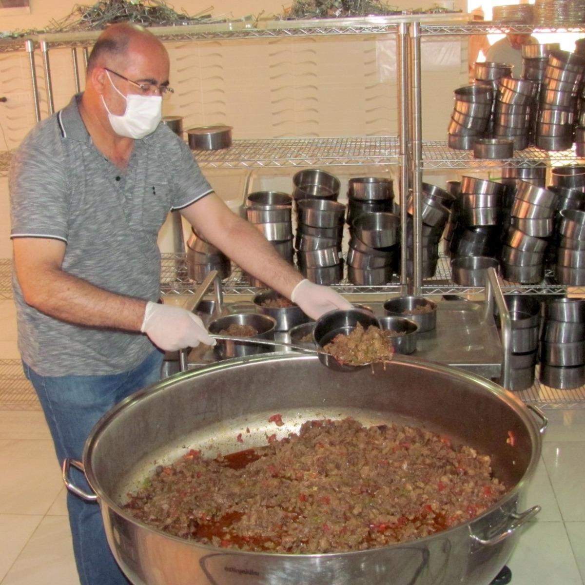 Vatandaşlar adına kesilen kurbanlar kavurma olarak vatandaşa dağıtıldı