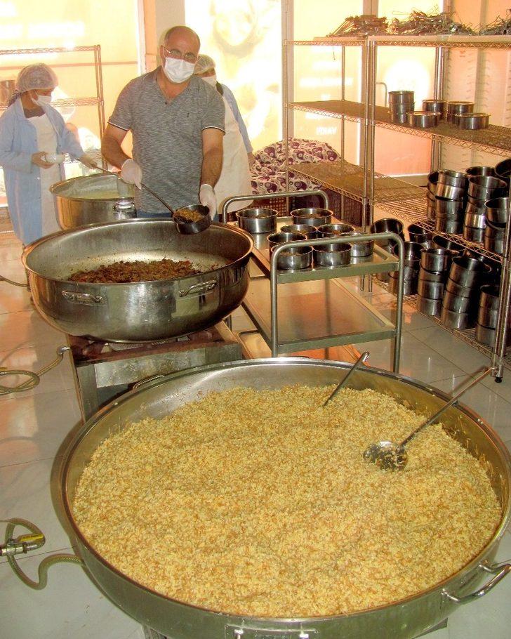 Vatandaşlar adına kesilen kurbanlar kavurma olarak vatandaşa dağıtıldı G2