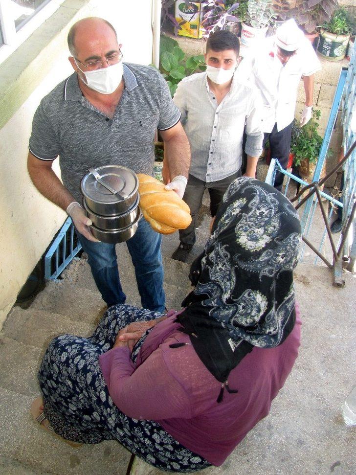 Vatandaşlar adına kesilen kurbanlar kavurma olarak vatandaşa dağıtıldı G5