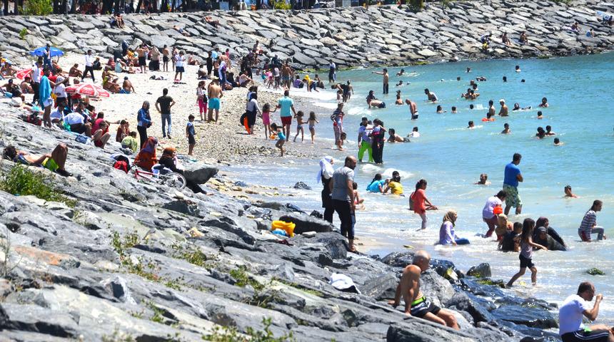 Sıcaktan bunalanlar Avcılar sahiline akın etti