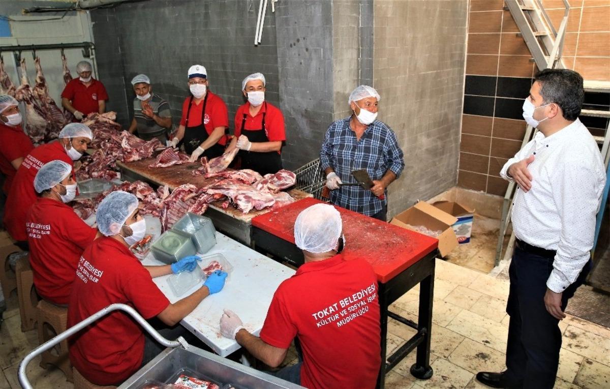 Aşevinde hummalı &ccedil;alışma, 20 ton et dağıtıma hazırlanıyor