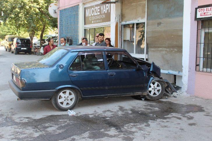 Bir anlık dalgınlıkla dükkana daldı: 2 yaralı G1
