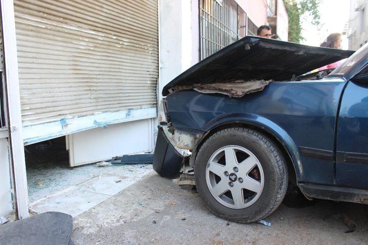 Bir anlık dalgınlıkla dükkana daldı: 2 yaralı G2