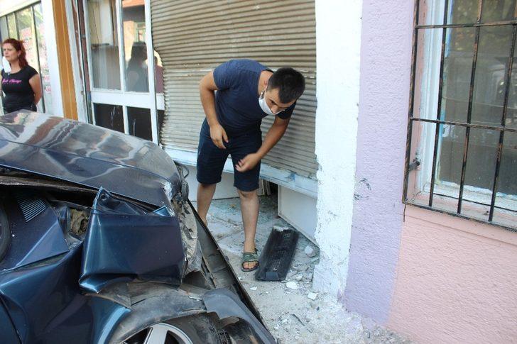 Bir anlık dalgınlıkla dükkana daldı: 2 yaralı G5