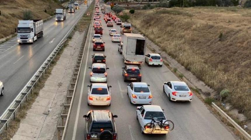 43 ilin ge&ccedil;iş g&uuml;zergahı! 'Kilit Kavşak'ta trafik durdu