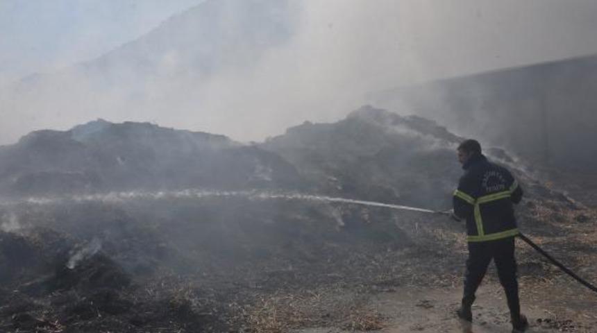Gaziantep'teki hayvan &ccedil;iftliğindeki yangında tonlarca saman ve yonca k&uuml;l oldu