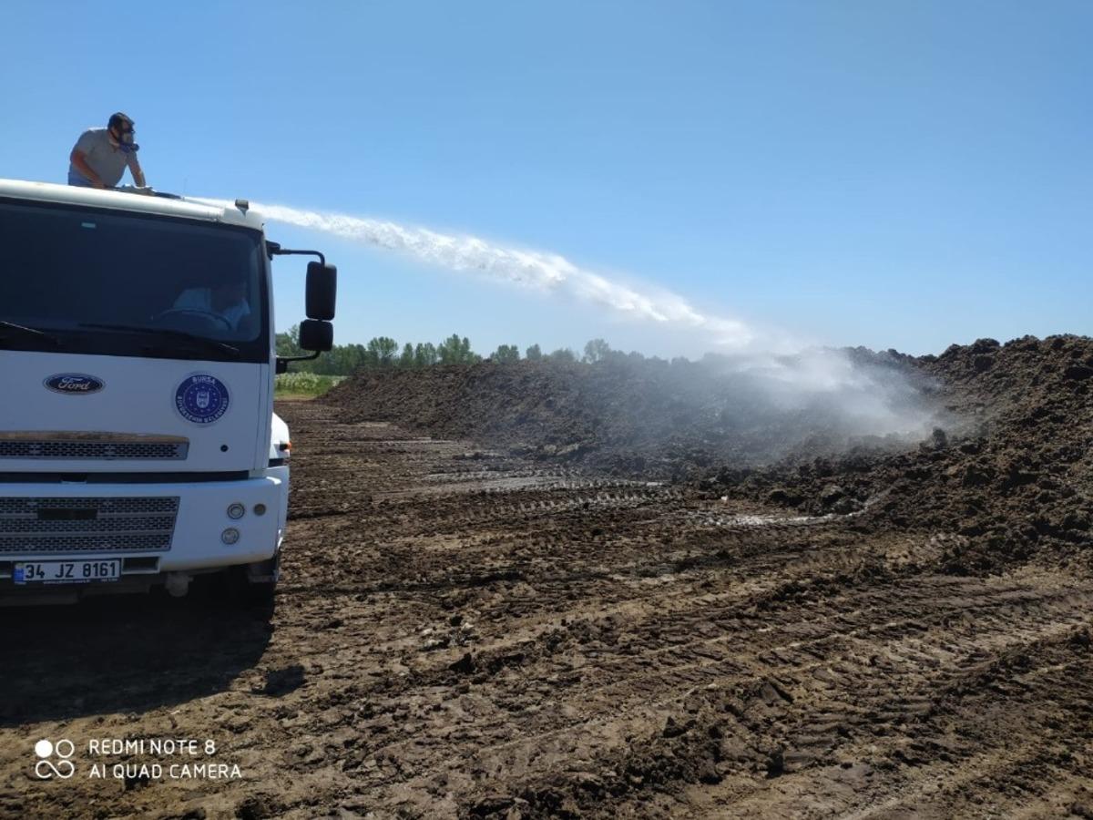 Kurban atıklarını etrafa sa&ccedil;tılar, ekipler m&uuml;dahale etti