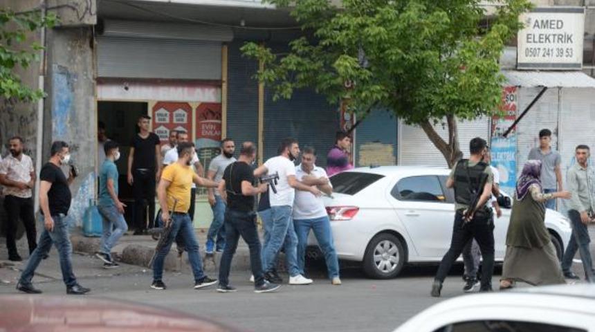 Diyarbakır'da silahlı, sopalı, taşlı kavga! Yaralılar var