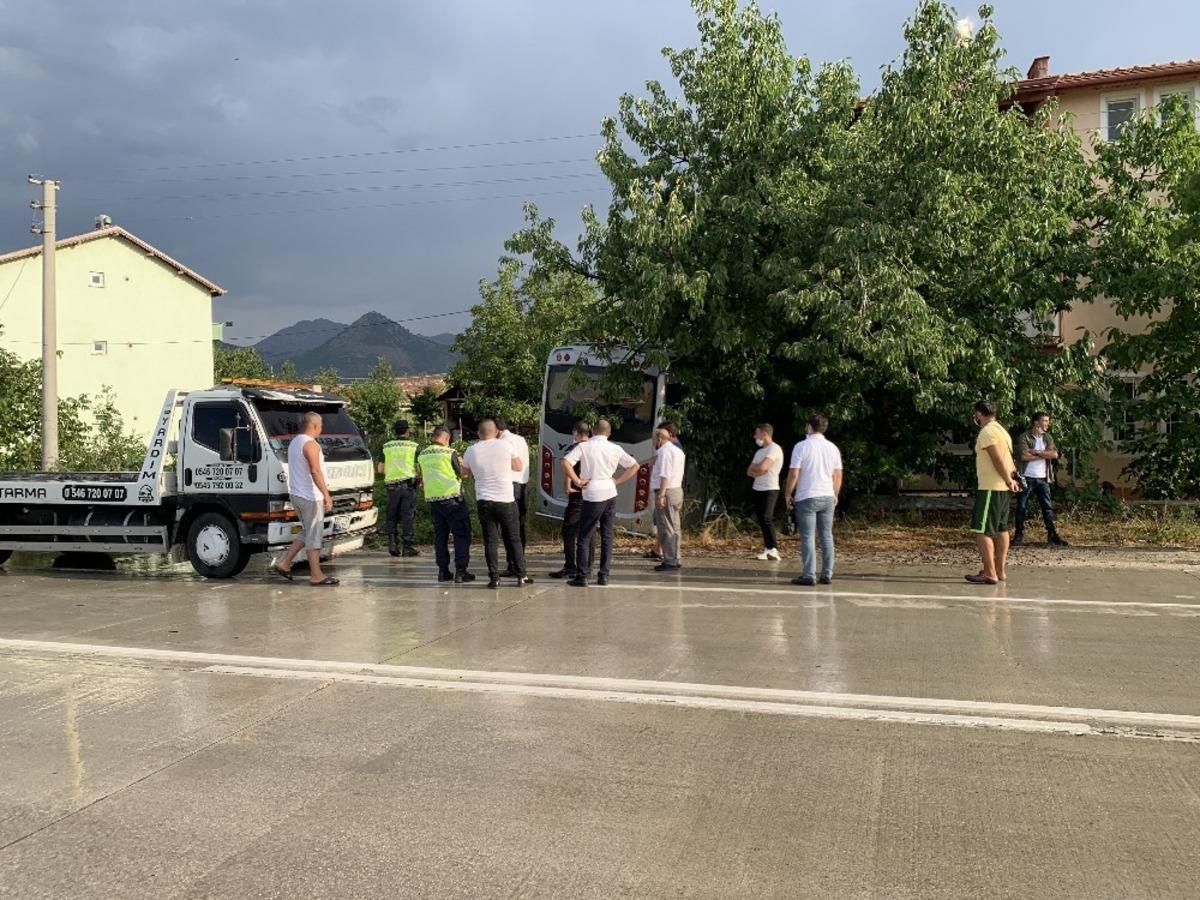 Isparta&rsquo;da minib&uuml;s evin bah&ccedil;esine daldı: 1 yaralı