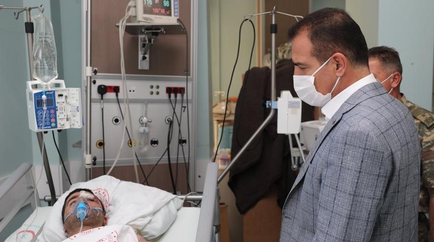 Vali Akbıyık, hastanede tedavi g&ouml;ren yaralı vatandaşı ziyaret etti